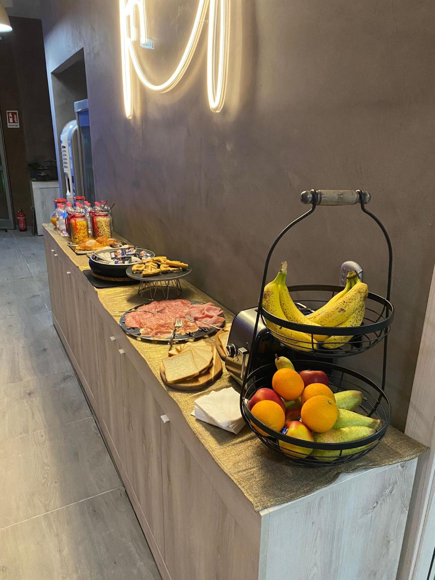 Hotel Tech Брембате Экстерьер фото