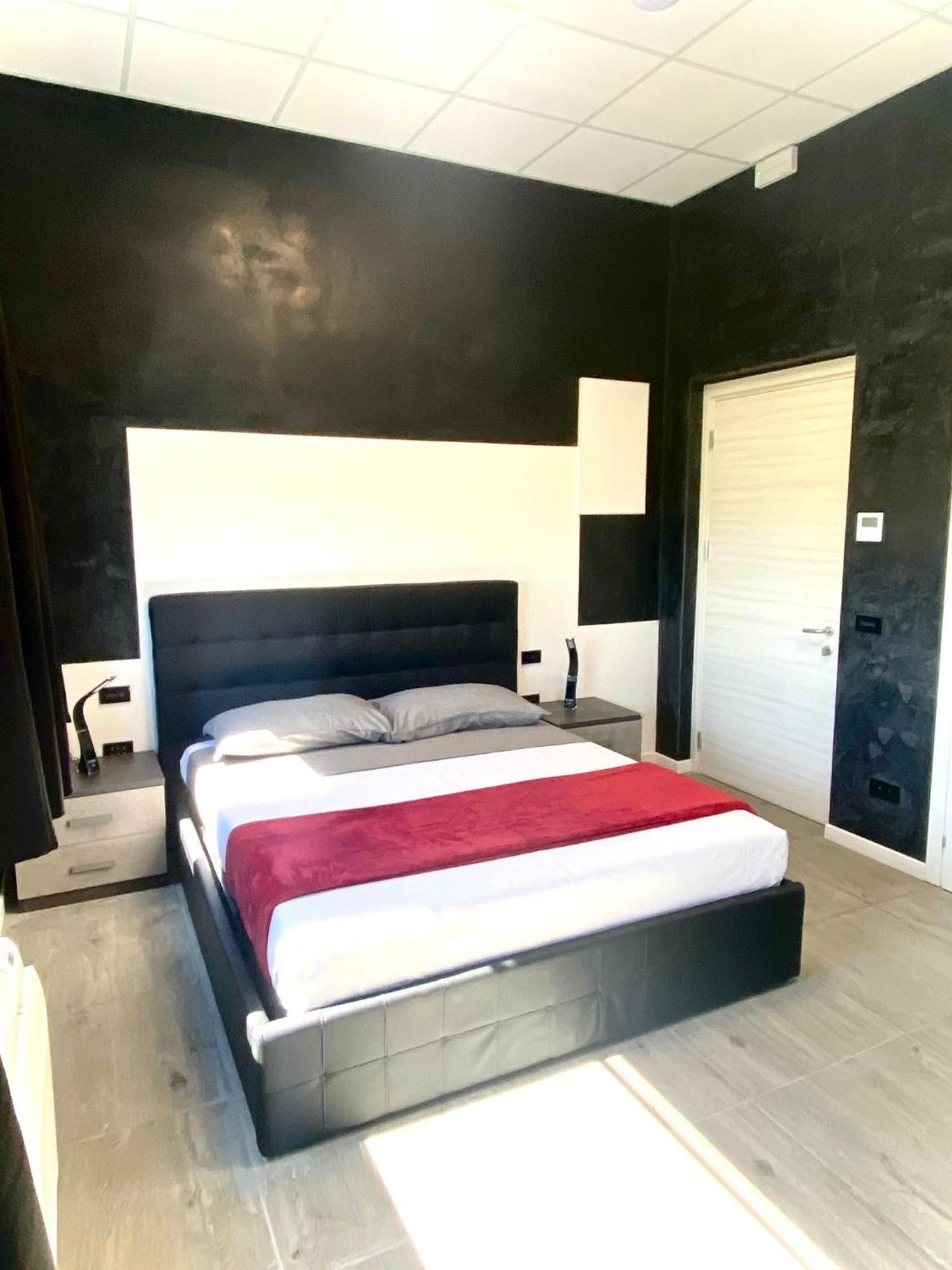 Hotel Tech Брембате Экстерьер фото