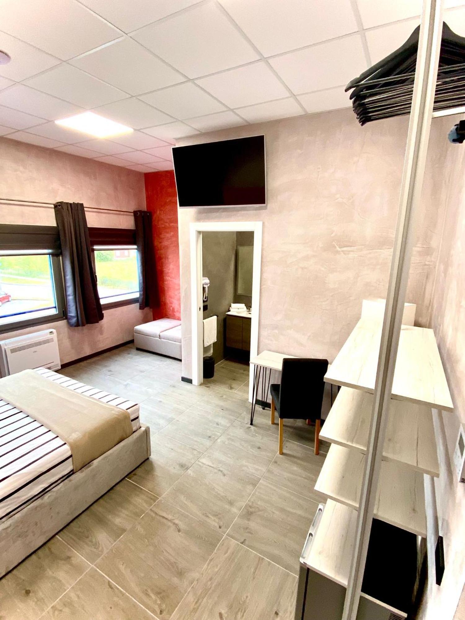 Hotel Tech Брембате Экстерьер фото