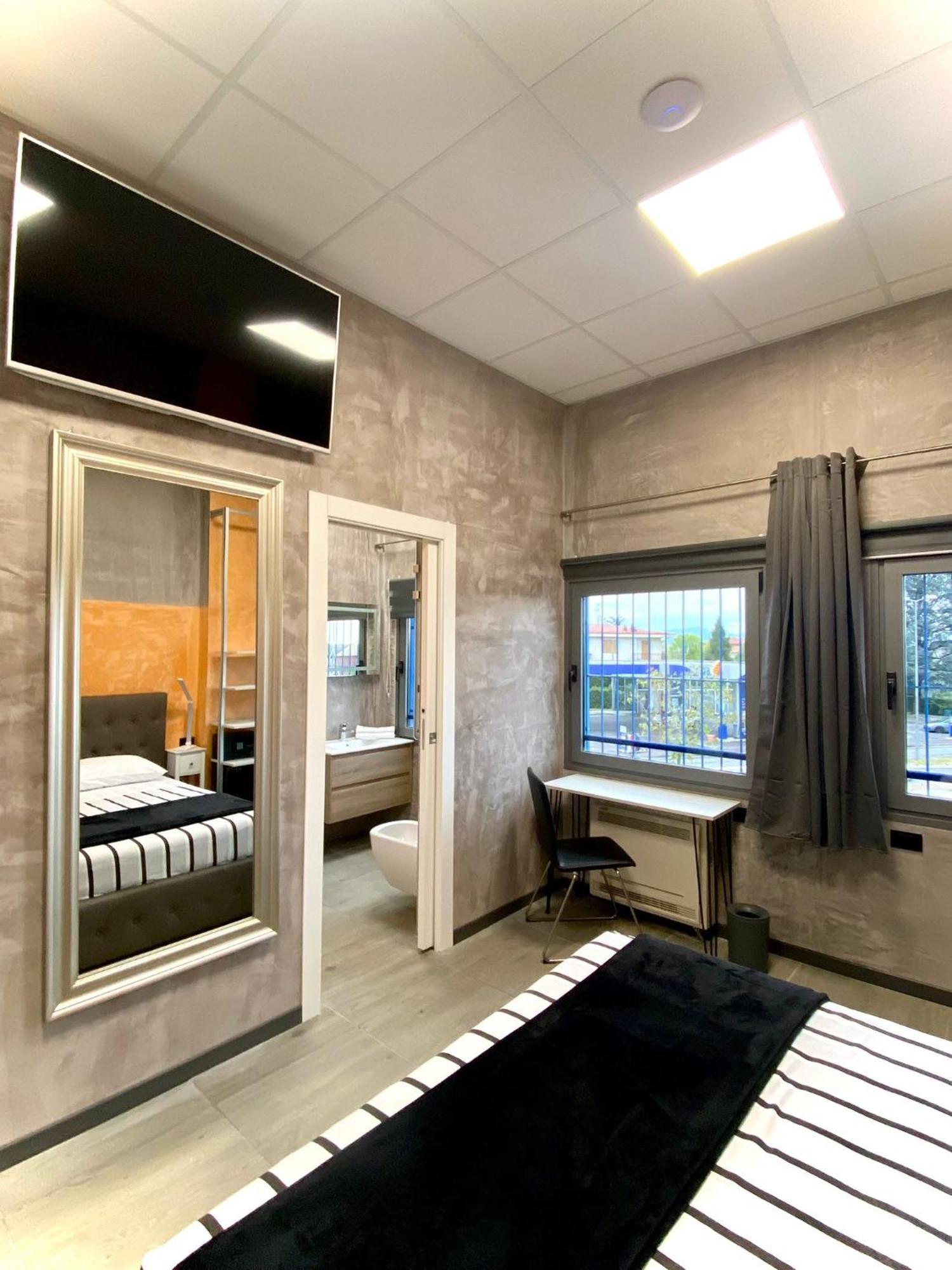 Hotel Tech Брембате Экстерьер фото