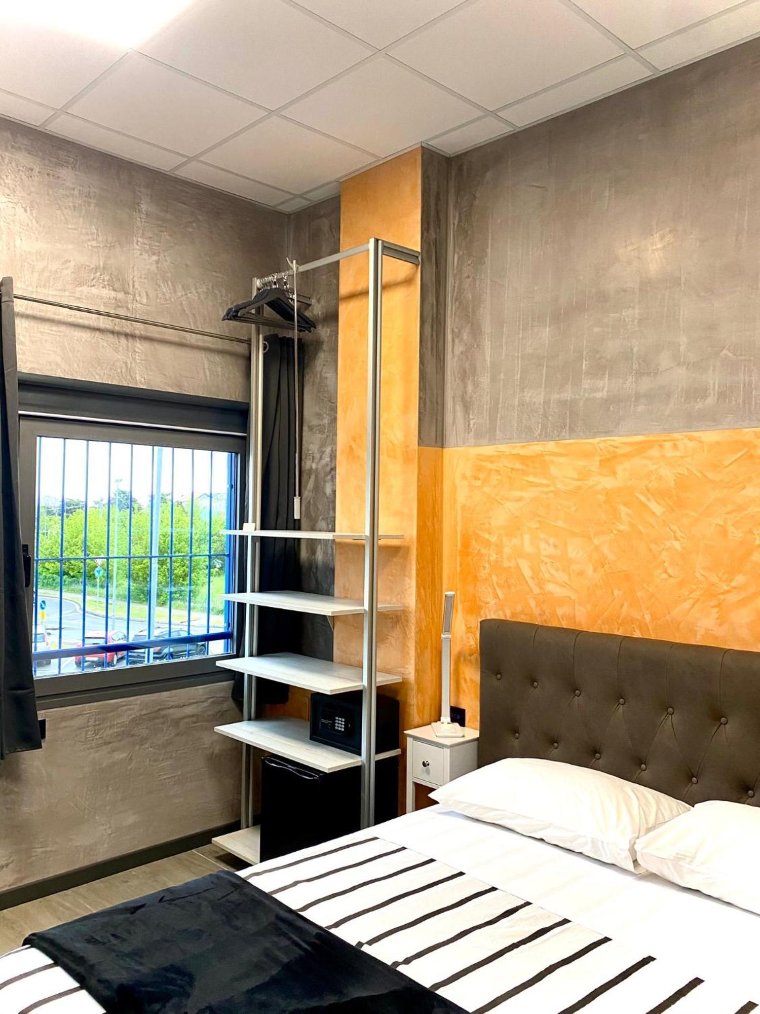 Hotel Tech Брембате Экстерьер фото