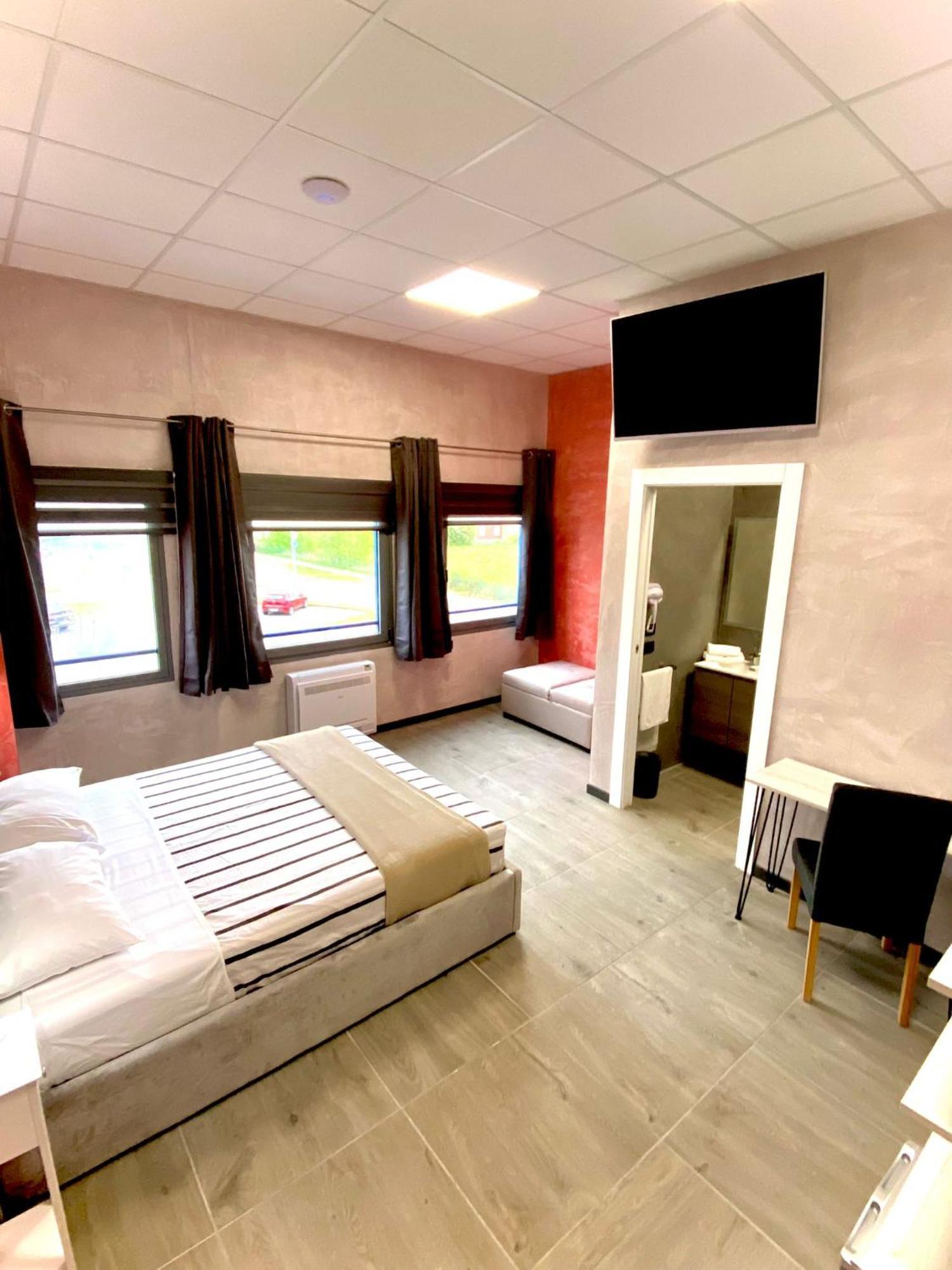 Hotel Tech Брембате Экстерьер фото